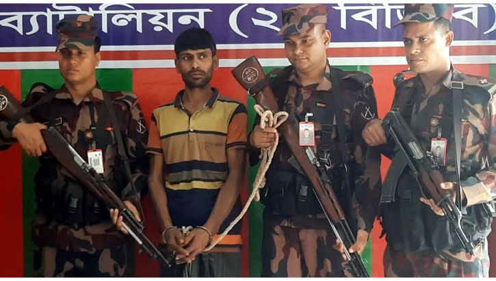 পাঁচবিবি সীমান্তে ৫টি স্বর্নের বার  সহ পাচারকারী আটক